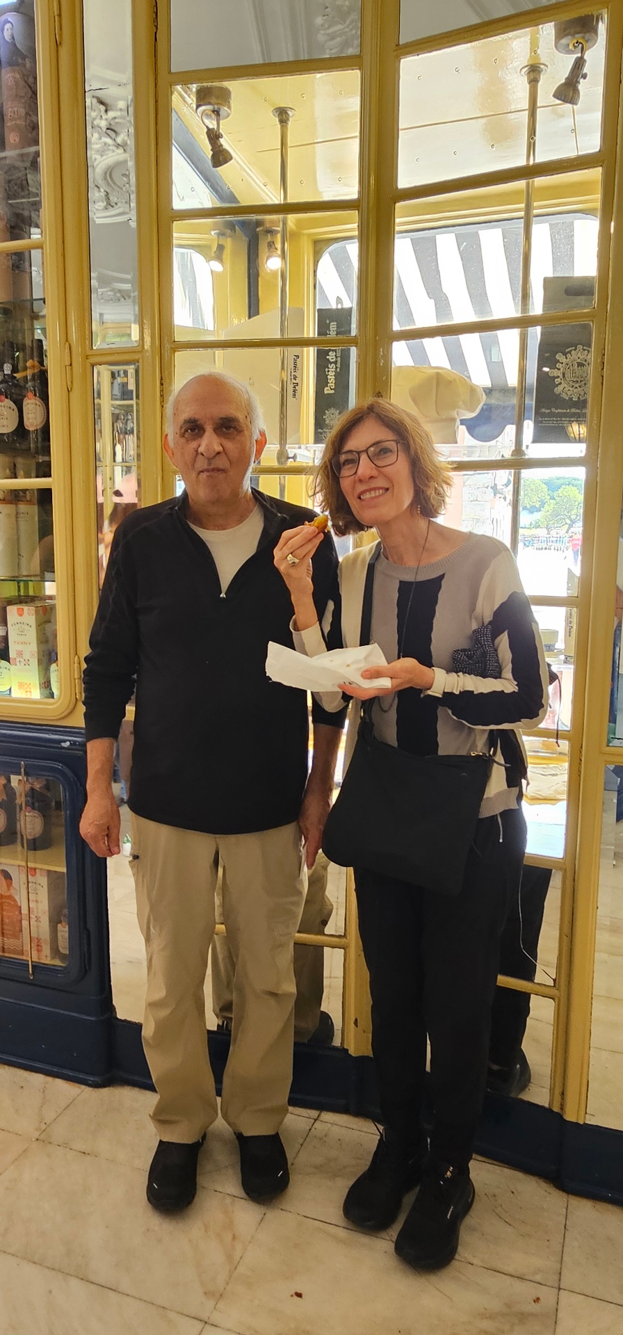 Guests tasting pastéis de Belém at the original bakery